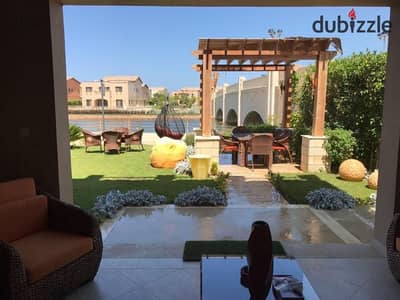 Luxury Villa for Rent in Marassi (Isola) – First Row on the Lagoon