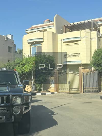 استلام فوري توين هاوس متشطب بالكامل  باقل من سعر السوق لسرعه البيع في كمبوند جولدن هايتس القاهره الجديده