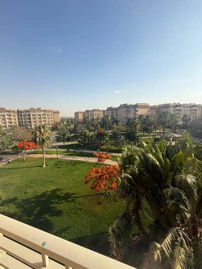 116 sq m, special finishing, master bedroom, wide garden view, third floor, Talaat Mostafa, close to services. The apartment consists of: 3 bedrooms, 2 bathrooms, One bedroom is open to the reception area and can be locked. Master bedroom. Also available: