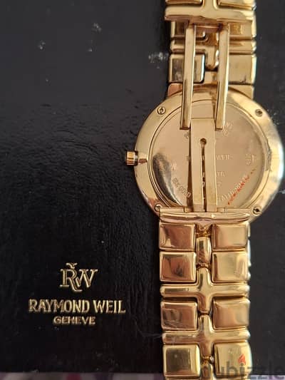 ساعة RAYMOND WELL بحالة ممتازة حريمي بالعلبه