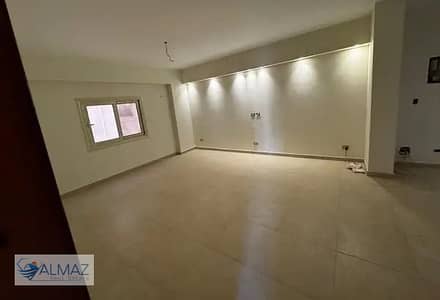 شقه فاضيه 200 متر للايجار بالمطبخ في فيلات كمبوند الدفاع الوطني في التجمع الخامس بالقرب من شارع التسعين الجنوبي