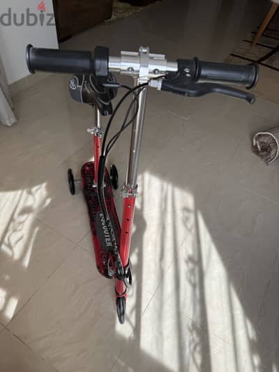 سكوتر ماركة e scooter  استعمال بسيط جداً كالجديدة، لونها احمر بالكهرباء