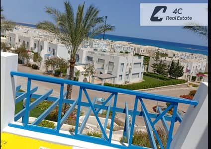 شالية للبيع 2 نوم + رووف واسع ومميز متشطب بالفرش والتكيفات برايم لوكيشن في قرية ماونتن فيو راس الحكمة Mountain View Ras El Hikma village