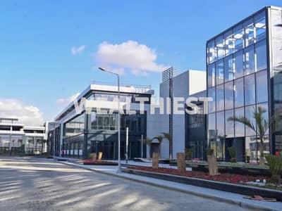 محل تجاري للبيع بمقدم وأقساط في East Hub مدينتي بموقع استثماري مميز