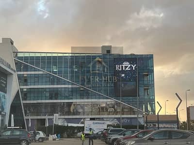 فرصة استثمارية مميزة | محل للبيع في Ritzy Mall بالشيخ زايد على محور رئيسي، أمام كمبوند جرينز وخلف سعودي ماركت، مؤجر بعقد ساري وعائد متزايد.