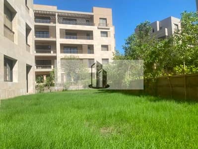 جاهزة للاستلام من المالك شقة بحديقة للبيع في ديستريكت 5 District برايم لوكيشين دقائق التسعين دقايق من الجامعة الامريكيه