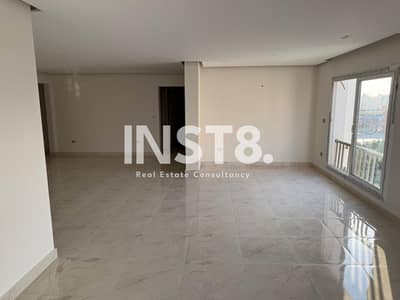 شقة فاخرة للايجار متشطبة بالمطبخ والتكييفات في هايد بارك