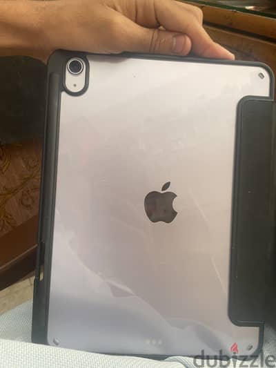 iPad Air m4 B100% ch19 معاه كرتونه وضمان سنه من ابل والمحل
