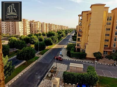 شقه مميزه جداً للبيع في اهدي واجمل وارقي مراحل مدينتي B1   مساحه : 245 م  فيو شارع وجاردن   قريبه من النادي و الخدمات و مجمع البنوك اوبن اير مول