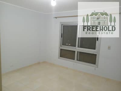 **100 sqm apartment for sale in Madinaty B8, overlooking a narrow garden, prime location directly facing services and the mosque, minutes from Madinat