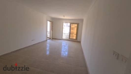 شقة للبيع في كمبوند جنة أكتوبر – ناصية بحري وخطوات من حمام السباحة