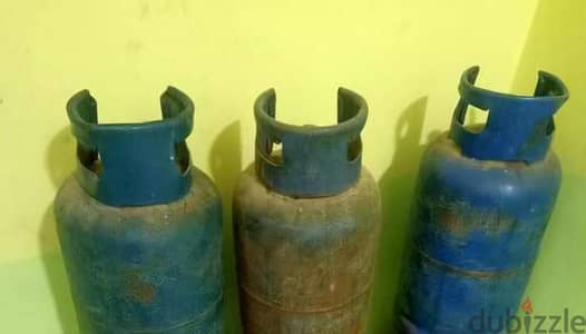 انبوبة  عدد 3 انابيب بوتجاز ممتلئين ومعاهم ٢ منظم نحاس اصلي و خرطوم