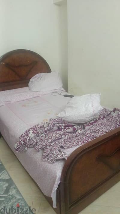 سرير اطفال ١٢٠ودولاب وتسريحه