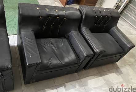 طقم كنب جلد بحاله نضيفه