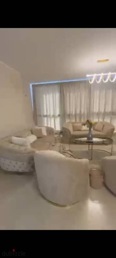 شقه مفروشه للايجار في كمبوند وان قطاميه اول سكن