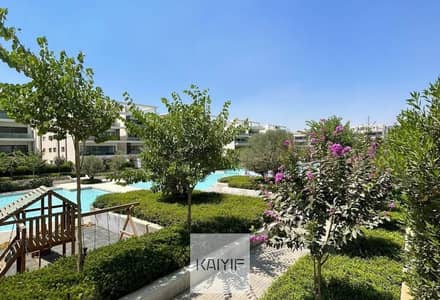 شقة أرضية مميزة بحديقة واسعة في ليك فيو ريزيدنس Lake View Residence تتمتع بمساحات عملية وتشطيب كامل وموقع مميز داخل الكمبوند