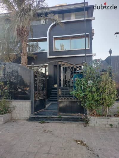 للإيجار مبنى إداري كامل 1000م بشارع جوزيف تيتو، 4 أدوار، مفروش ومكيف بالكامل، ترخيص إداري، إطلالة مباشرة على مطار القاهرة