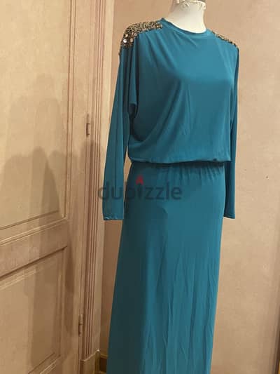 فستان اخضر سواريه