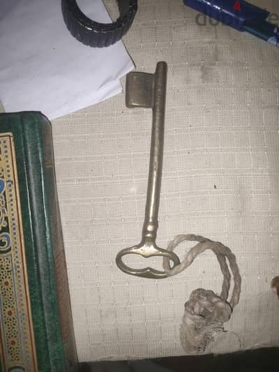مفتاح  قديم مصنوع من البرونز أو النحاس  الأصفر
