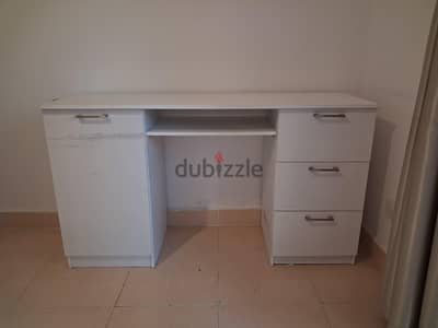 Stylish sturdy desk