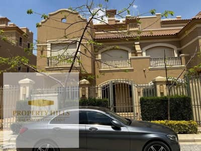 اخر فيلا كورنر للبيع الفوري في الشروق من لافيستا بجوار الجامعة البريطانية كمبوند فيلات بس نازل من سعرها الاخر الشهر فقط