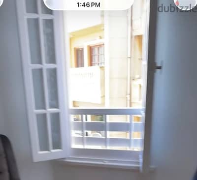 ٢ شيش بلكونة و ٢ درفة زجاج و درفة زجاج وصغيرة و كبيرة للبيع