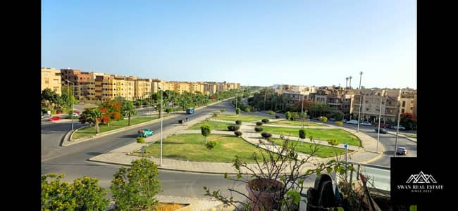 روف مميز للبيع في البنفسج 4 – 200م تشطيب سوبر لوكس، 3 غرف نوم منها ماستر، تراس بإطلالة مفتوحة رائعة، حصة بالأرض، عدادات خاصة، سكن راقٍ، ومكان مخصص للم