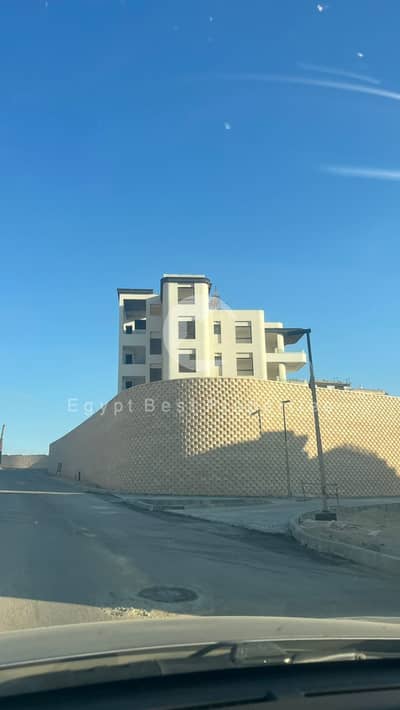 للبيع شاليه 2 غرفة نوم داخل مشروع June في رأس الحكمة بالساحل الشمالي، أحد أبرز مشروعات الساحل الشمالي، والذي يتميز بموقع استثنائي على البحر المتوسط وش