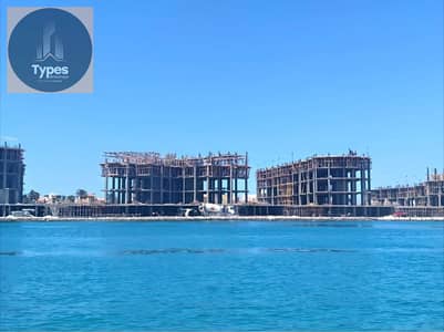 شاليه فندقي للبيع في مارينا 5، موقع استثنائي على لسان الوزراء بقلب البحر، داخل مشروع مميز وتوجد به أعمال إنشاءات وتطوير.
