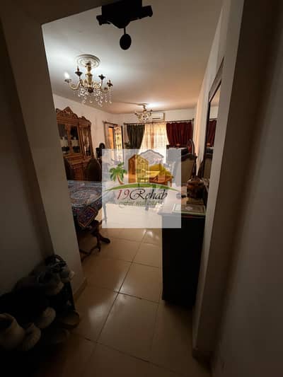 For sale, a 121m apartment in Al Rehab 2, with 3 rooms and 2 bathrooms, a fully open garden view, a prime location near Carrefour and Osman bin Affan Mosque, and all services.