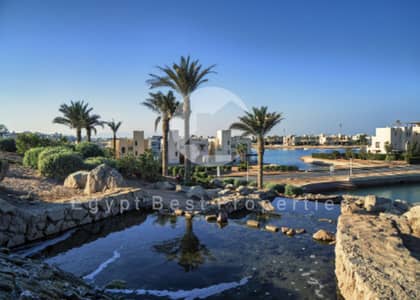 شاليه عائم للبيع – 3 غرف نوم بإطلالة بحرية كاملة في الجونة الجديدة  فرصة مميزة لامتلاك شاليه عائم فاخر مكون من 3 غرف نوم في الجونة الجديدة على ساحل ال