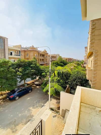شقة للبيع في مدينة العبور الحي السادس أرقى أحياء العبور حي فيلات قريبة من مسجد الشربيني موقع فوق الممتاز شقة أول بلكونة بعد الأرضي مساحتها حوالي 230