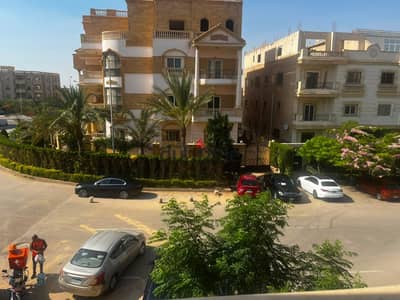  شقة فاخرة 240 متر للبيع في البنفسج فيلات – التجمع الخامس | تشطيب كامل | فيو جاردن مفتوح | موقع مميز بالقرب من المدارس الدولية والمولات والمستشفيات 