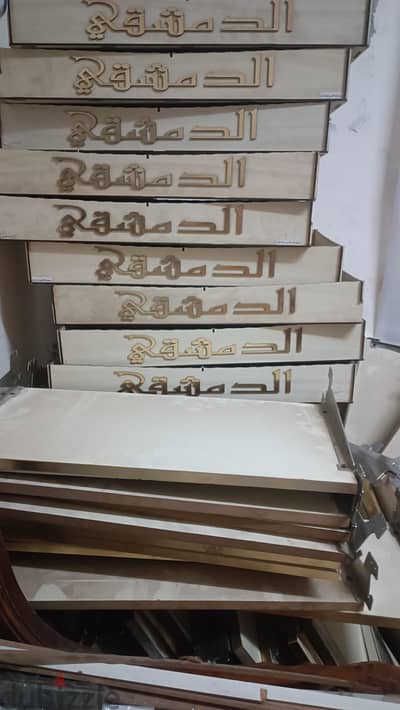 صندوق للعرض والتخزين يوجد9