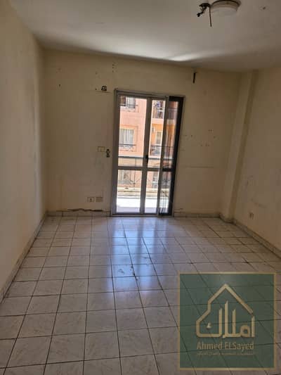  شقة للإيجار في مدينتي – سكن راقٍ وجاهز للمعيشة  إذا كنت تبحث عن الراحة والهدوء والموقع المميز، فهذه الشقة هي الاختيار المثالي لك. شقة بمساحة 90 متر