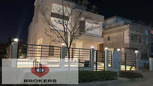 Standalone distinguished ready for housing in Hyde Park