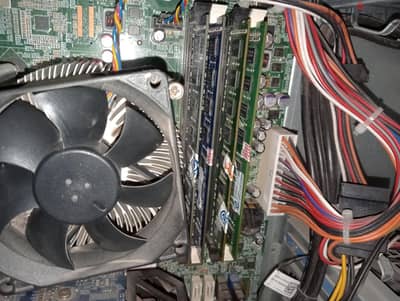 اربع رامات ddr3 بسعة 2 جيجا رام لكل واحدة والإجمالي 8 جيجا رام