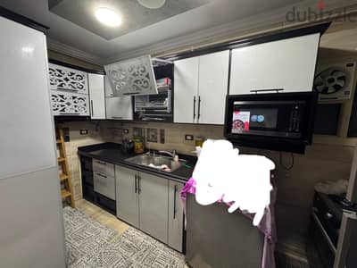 مطبخ كامل ووحدتين للحمامات