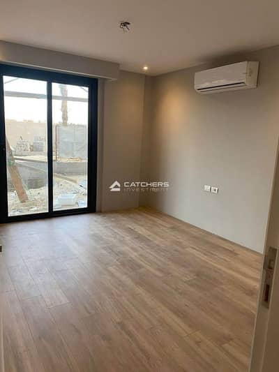 شقة للبيع متشطبة بالكامل علي شارع التسعين الجنوبي مباشرة في مشروع90 افينيو (90 avenue) التجمع الخامس بجوار الجامعة الأمريكية