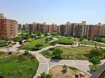 شقة مميزة للبيع في كمبوند وصال ريزيدنس  فرصة رائعة لامتلاك وحدة بموقع متميز وإطلالة مباشرة على الوايد جاردن داخل أحد أفضل كمبوندات شرق القاهرة.  تفاصي