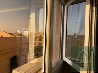 For rent, a third-floor apartment in a villa in Al-Banfsaj, steps from malls and services, 3 rooms including one master, 2 bathrooms, a kitchen, and a reception with air conditioning and water heaters. The kitchen is new, super lux.