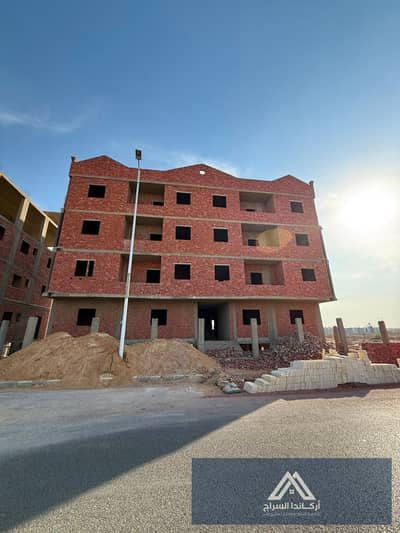 Prime Apartment for Sale in Beit El Watan, Badr City – Zone B. Located on a main street in one of the most promising residential areas near Badr University. The apartment has a spacious area of 140 square meters and is situated on Plot 117. It enjoys a st