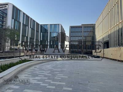 معرض للايجار يطل علي التسعين الجنوبي 298 متر في وان ناينتي التجمع الخامس  One Ninety By LMD
