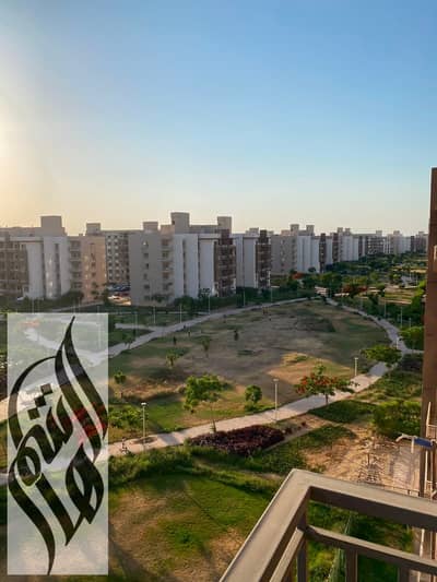 شقة 170م للبيع في وصال ريزيدنس، تشطيبات خاصة، فيو وايد جاردن مفتوح، 3 غرف منهم ماستر، قريبة من بوابة R2.