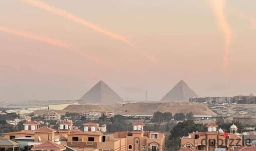 اشتري بالمصري و استثمر بالدولار علي فيو علي الاهرامات استديو للبيع في كومبوند فيو المتحف المصري و الاهرامات استثمار يومي 150 دولار