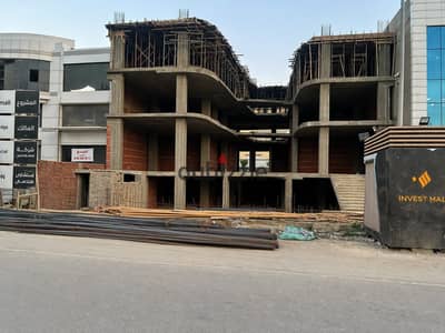  Invest Mall – أفضل لوكيشن استثماري في التجمع الخامس   موقع استراتيجي: وسط أكبر تجمع للبنوك والشركات → ترافيك يومي عالي جدًا عميل ثابت من موظفي الب