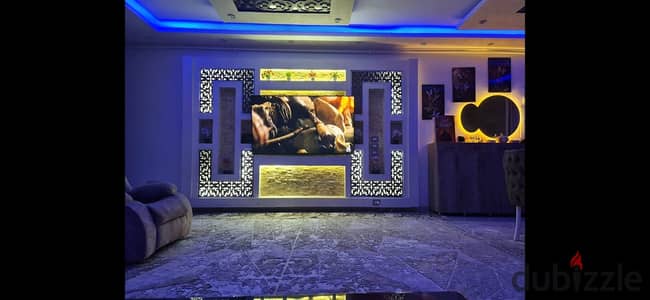 روف بفيلا في البنفسج ٤  مساحة ٢٠٠ متر تشطيب سوبر لوكس ٣ غرف نوم (منها غرفة ماستر) حمام رئيسي ريسبشن قطعتين (صالون) تراس كبير بإطلالة مفتوحة