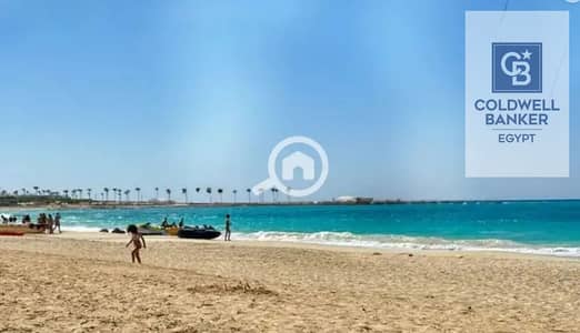 للبيع اميز شاليه 3 غرف متشطب بالتكييفات والمطبخ في قلب رأس الحكمة  صف أول على اللاجون وخطة سداد حتى 10 سنوات