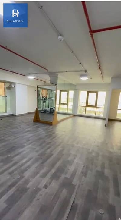 With a private entrance, near Orabi Street, 330 sq m, with a commercial and administrative license.