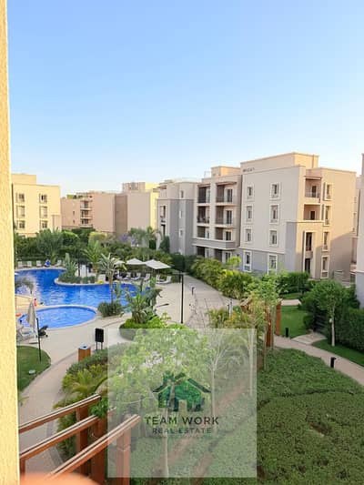 Appartement à louer dans le complexe October Plaza, au cœur de l'extension nord, entièrement meublé avec du mobilier de style hôtelier et climatisé. E